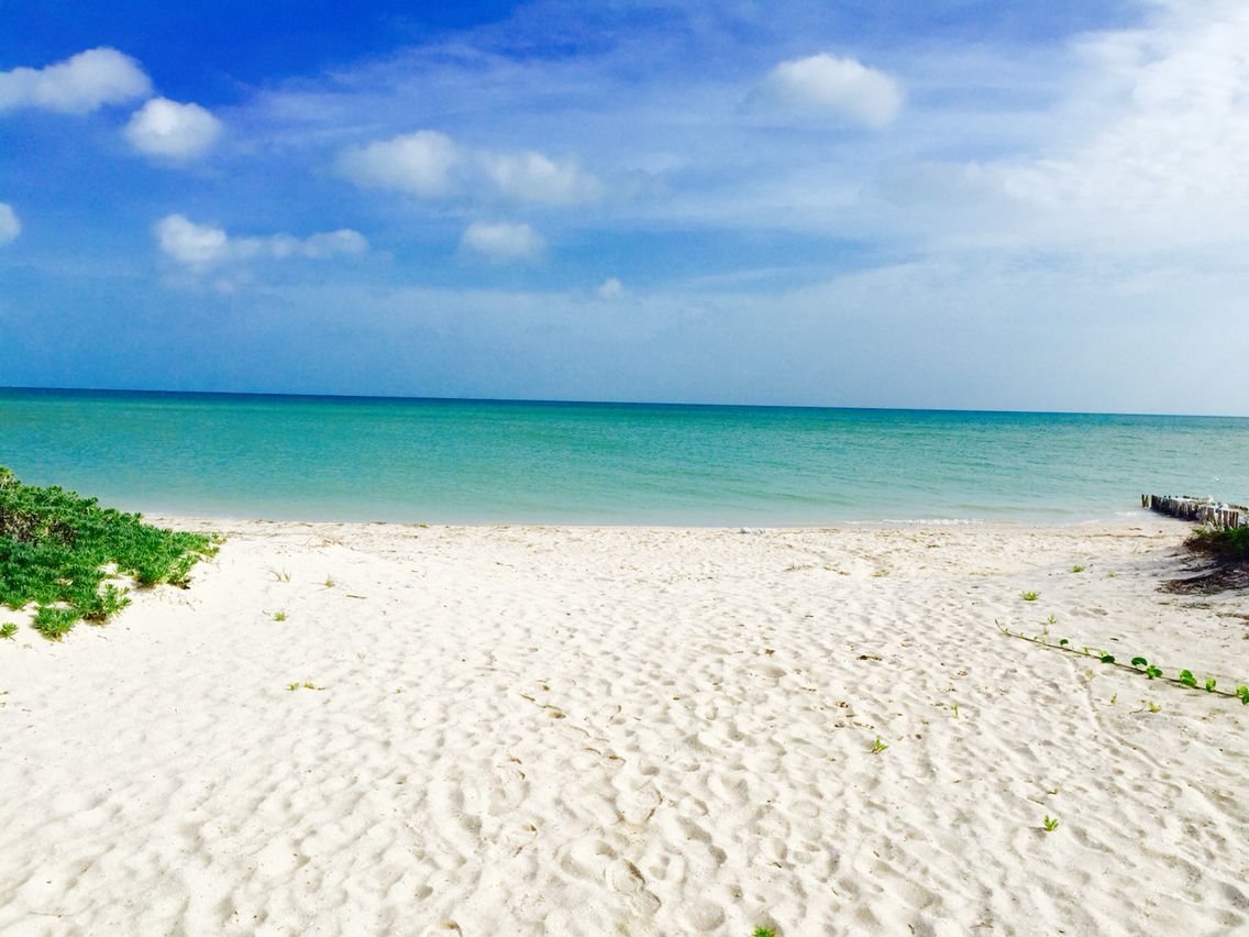 Playa de arena blanca en Telchac Puerto